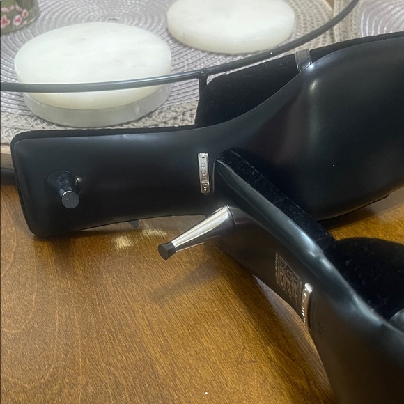 Gucci Women's Black Velvet Heels - Picture 8 of 14